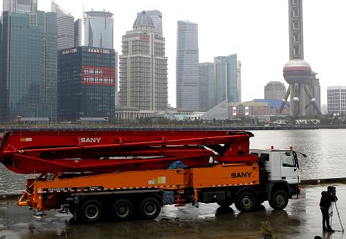 3月22日,一臺(tái)62米泵車在上海市國(guó)際客運(yùn)中心碼頭準(zhǔn)備裝船啟運(yùn)日本。新華社記者 陳飛 攝