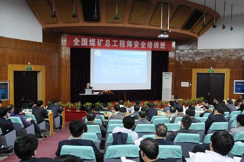 4月12日,全國煤礦總工程師首期安全培訓首期班開課。當日,全國“萬名煤礦總工程師安全培訓工程”在江蘇徐州啟動,首批150名來自各大煤礦企業(yè)的總工程師將在中國礦業(yè)大學接受為期7天的培訓。按照國家有關部門的計劃,到2013年底,全國所有煤礦總工程師將全部輪訓一遍。新華社發(fā)(沈鵬 攝)
