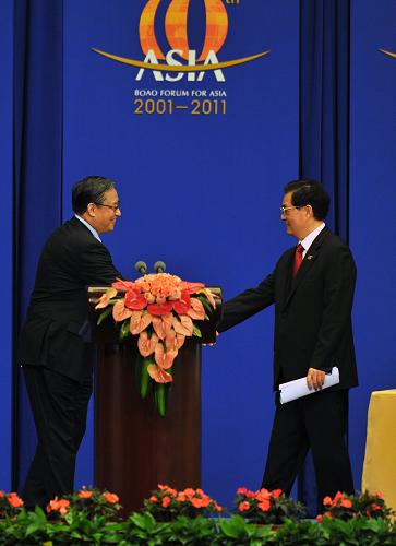 4月15日上午,博鰲亞洲論壇2011年年會在海南博鰲開幕,中國國家主席胡錦濤在開幕式上發(fā)表主旨演講。這是胡錦濤主席走上演講臺。新華社記者 姜恩宇 攝