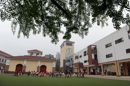 4月19日,在崇州市實驗幼兒園,老師帶領小朋友在操場上玩耍。2008年“5·12”汶川地震發(fā)生后,四川省崇州市部分中小學的校舍、設備、設施受到不同程度破壞,直接經(jīng)濟損失達4.8億元,整個教育事業(yè)受到重創(chuàng)。自2008年開始,重慶市政府對崇州市開展教育援建,針對師資培訓、幼兒園建設和教育設備設施等方面進行了全方位的援助。目前,這些項目已經(jīng)全部完成并投入使用。新華社記者 陳誠 攝
