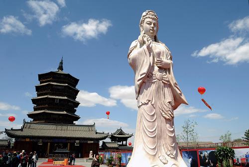 應(yīng)縣木塔外的觀音雕塑(5月12日攝)。記者從山西省應(yīng)縣文物局獲悉,2011年7月底將完成應(yīng)縣木塔的申遺文本,并在今年底前編制完成針對應(yīng)縣木塔周邊環(huán)境整治的《應(yīng)縣木塔保護(hù)規(guī)劃》,計劃在2013年申遺成功。應(yīng)縣木塔全名應(yīng)縣佛宮寺釋迦塔,坐落在應(yīng)縣城內(nèi)西北隅,木塔高67.31米,建于遼代清寧二年,即公元1056年,距今有955年的歷史,是世界上現(xiàn)存最古老、最高大的純木結(jié)構(gòu)建筑。1961年,成為全國首批重點文物保護(hù)單位。新華社記者 燕雁 攝