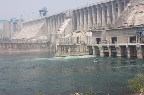 南水北調(diào)水源地丹江口水庫加大下泄流量??购担?月26日拍攝)。受持續(xù)干旱天氣影響,南水北調(diào)中線工程水源地丹江口水庫已持續(xù)低于“死水位”數(shù)米,但幾天來仍加大下泄流量以縮小漢江流域中下游水稻主產(chǎn)區(qū)的用水缺口,??购?。漢江流域中下游為我國農(nóng)業(yè)大省湖北的水稻主產(chǎn)區(qū),當(dāng)前正值中稻搶插的關(guān)鍵時(shí)期,但由于持續(xù)干旱缺水,水稻插秧困難。若錯(cuò)過農(nóng)時(shí),農(nóng)業(yè)生產(chǎn)將遭受嚴(yán)重?fù)p失。新華社發(fā)