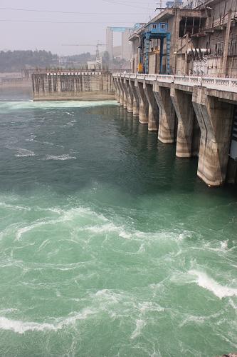 南水北調(diào)水源地丹江口水庫加大下泄流量??购担?月26日拍攝)。新華社發(fā)