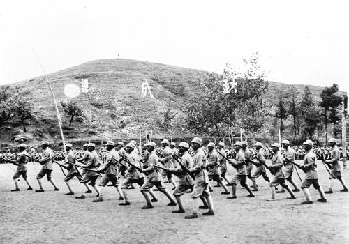 圖為1945年5月,在晉察冀邊區(qū)第一屆學生運動會上,學員進行刺殺表演。 新華社發(fā)