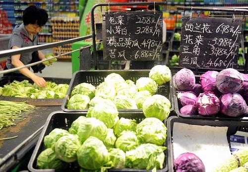 市民在江西南昌市紅谷灘新區(qū)一家超市選購蔬菜(6月13日攝)。新華社記者 周科 攝