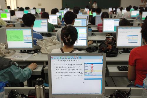 6月14日,閱卷老師在南開大學(xué)高考閱卷現(xiàn)場(chǎng)通過(guò)電腦閱卷評(píng)分。新華社發(fā)(李想 攝)