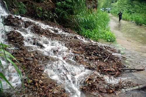 6月14日,因暴雨引起的山體滑坡使安徽省休寧縣柳家坑村唯一一條通村的道路受阻。當(dāng)日,新一輪強(qiáng)降雨再次襲擊安徽休寧,降雨量達(dá)128毫米。截至6月14日18時(shí)統(tǒng)計(jì):休寧縣暴雨洪災(zāi)已造成全縣15個(gè)鄉(xiāng)鎮(zhèn)直接受災(zāi),重災(zāi)鄉(xiāng)鎮(zhèn)9個(gè),36個(gè)村受淹,受災(zāi)人口達(dá)12萬(wàn)。新華社發(fā)(黃俊軍 攝)