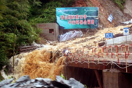 6月14日,在安徽省休寧縣,特大暴雨引發(fā)的山洪沖跨了鐵路施工設(shè)施。新華社發(fā)(黃俊軍 攝)