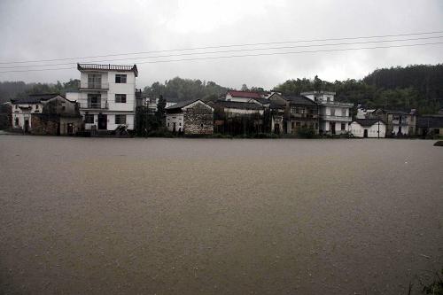 6月14日,安徽省休寧縣五豐村被洪水圍成“孤島”。新華社發(fā)(黃俊軍 攝)