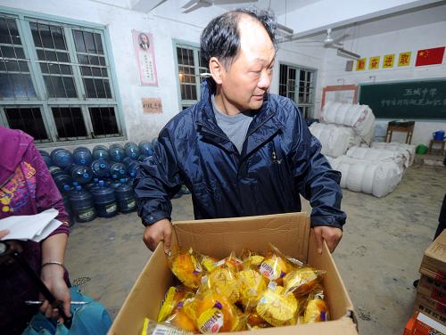 6月14日,安置點的工作人員準(zhǔn)備給轉(zhuǎn)移群眾發(fā)放食品。連日來,安徽省黃山市休寧縣連遭暴雨襲擊,該縣多處地質(zhì)災(zāi)害點隨時有遭遇險情的危險。從13日夜開始,當(dāng)?shù)卣鶕?jù)險情陸續(xù)撤出各個地質(zhì)災(zāi)害點的群眾。6月15日凌晨1時40分,休寧縣柳家坑村的最后一批37位村民,順利轉(zhuǎn)移至臨近安置點。據(jù)介紹,從13日夜至15凌晨,當(dāng)?shù)卣步M織轉(zhuǎn)移安置群眾1100多人。新華社記者 郭晨 攝