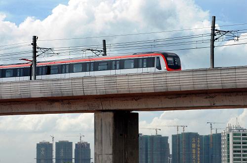 6月14日,一輛機(jī)車(chē)行駛在深圳地鐵4號(hào)線二期工程高架軌道上,進(jìn)行包括供電、接觸網(wǎng)、信號(hào)等內(nèi)容的機(jī)電系統(tǒng)綜合測(cè)試。新華社記者 王頌 攝