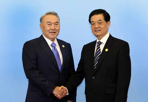 胡錦濤出席上海合作組織峰會 6月15日,中國國家主席胡錦濤在哈薩克斯坦首都阿斯塔納出席上海合作組織成員國元首理事會第十一次會議。這是哈薩克斯坦總統(tǒng)納扎爾巴耶夫迎接胡錦濤主席。 新華社記者謝環(huán)馳攝