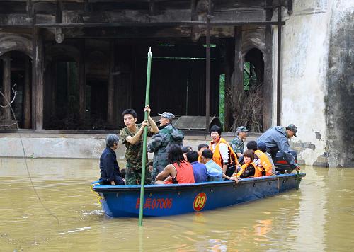 6月15日,在江西省樂平市接渡鎮(zhèn)蓮湖洲自然村,救援人員用救生艇轉(zhuǎn)移被困村民。自14日晚22點(diǎn)左右至15日上午11時許,江西省樂平市遭遇暴雨襲擊,降雨量達(dá)222.8毫米。受到暴雨影響,多個鄉(xiāng)鎮(zhèn)不同程度受災(zāi),樂平市接渡鎮(zhèn)湖濱村蓮湖洲自然村被樂安河水圍困,當(dāng)?shù)?50多名村民被困。當(dāng)?shù)卣杆俳M織救援,將被困的村民轉(zhuǎn)移到安全地帶并妥善安置。新華社發(fā)(程萬海 攝)