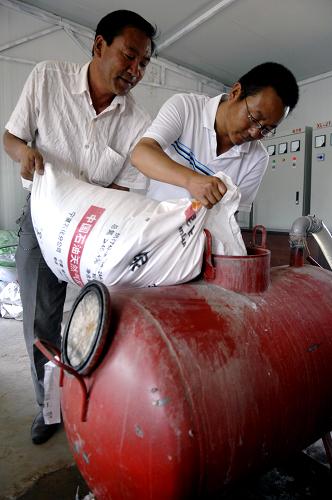 6月15日,工作人員在寧夏惠農(nóng)區(qū)禮和鄉(xiāng)節(jié)水滴灌工程泵站內(nèi),往壓差式精量施肥罐內(nèi)傾倒尿素。這些肥料將會(huì)溶解在水中并通過(guò)滴灌的方式流向田間地頭,實(shí)現(xiàn)精準(zhǔn)化施肥。新華社記者 彭昭之 攝