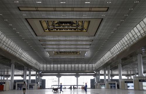 6月16日,工人們?cè)诰哞F南京南站候車大廳進(jìn)行收尾工作。 作為京滬高鐵五大樞紐站之一,南京南站是一座連接多條高等鐵路的樞紐站,總建筑面積達(dá)45.8萬(wàn)平方米,規(guī)模是現(xiàn)南京站的6倍。目前該站南北廣場(chǎng)工程、景觀軸工程、地鐵南京南站工程等配套項(xiàng)目正在加緊施工,待全面竣工后,南京南站綜合樞紐站將實(shí)現(xiàn)鐵路、公交、地鐵、出租等各種運(yùn)輸方式的無(wú)縫連接。該工程目前已進(jìn)入收尾階段,預(yù)計(jì)6月底投入使用。新華社發(fā)(董金林 攝)