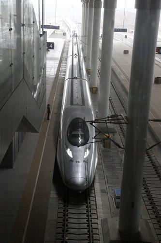 6月16日,一列試運(yùn)行的動(dòng)車進(jìn)入京滬高鐵南京南站站臺(tái)。新華社發(fā)(董金林 攝)