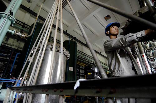 6月16日,工人在華電寧夏靈武發(fā)電廠車間內(nèi)維護(hù)水滲透保安過(guò)濾器,該設(shè)備也是發(fā)電過(guò)程中水循環(huán)利用的一道重要工序。新華社記者 彭昭之 攝