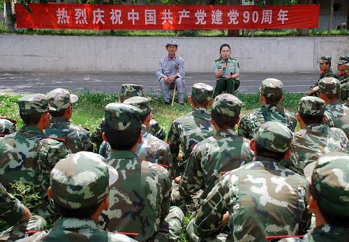 6月26日,晉文秀老人在向武警新疆邊防總隊(duì)教導(dǎo)大隊(duì)炊訓(xùn)隊(duì)學(xué)兵講革命傳統(tǒng)。新華社發(fā)(魏靖 攝)