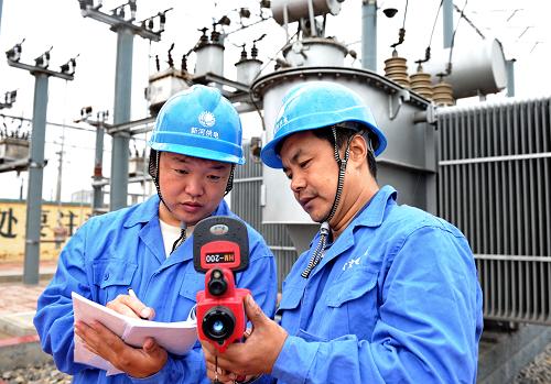 6月27日,新河供電公司的工人在一變電站紀(jì)錄檢測(cè)到的電力設(shè)備運(yùn)行數(shù)據(jù)。時(shí)下,正處于春苗生長(zhǎng)澆灌等農(nóng)業(yè)用電高峰時(shí)期,河北省新河供電公司優(yōu)先保障農(nóng)民澆灌用電,派出60多名電力員工深入到鄉(xiāng)間地頭,對(duì)全縣農(nóng)業(yè)電力設(shè)施、灌溉設(shè)備進(jìn)行檢修維護(hù),對(duì)全縣農(nóng)業(yè)電力設(shè)施、排灌設(shè)備進(jìn)行檢修維護(hù),同時(shí)開(kāi)通農(nóng)業(yè)用電服務(wù) “綠色通道”,及時(shí)為農(nóng)民用電排憂解難。新華社記者 楊世堯 攝