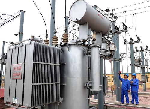 6月27日,新河供電公司的工人在一變電站檢測(cè)電力設(shè)備工作狀況。新華社記者 楊世堯 攝