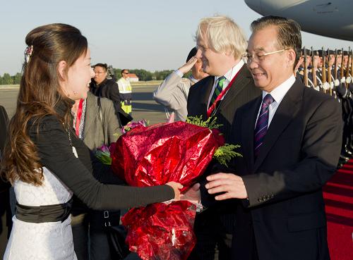 6月27日,中國(guó)國(guó)務(wù)院總理溫家寶乘專機(jī)抵達(dá)柏林,開始對(duì)德國(guó)進(jìn)行正式訪問。這是中國(guó)駐德國(guó)使館女青年向溫家寶獻(xiàn)花。 新華社記者 黃敬文 攝