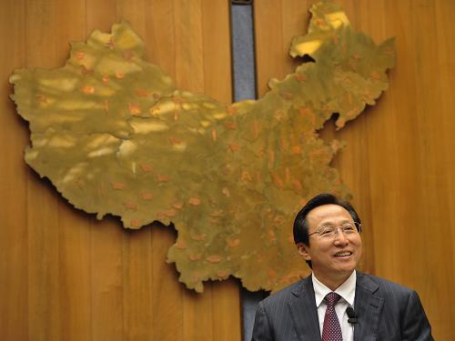 6月27日,在意大利羅馬聯(lián)合國(guó)糧農(nóng)組織總部中國(guó)廳,中國(guó)農(nóng)業(yè)部部長(zhǎng)韓長(zhǎng)賦接受新華社記者專(zhuān)訪。正在羅馬出席糧農(nóng)組織大會(huì)第37屆會(huì)議的韓長(zhǎng)賦表示,中國(guó)在保障自身糧食供給的同時(shí),為世界的糧食安全作出了貢獻(xiàn),他希望在當(dāng)前全球糧食安全出現(xiàn)惡化的局面下,國(guó)際社會(huì)能攜手合作、應(yīng)對(duì)挑戰(zhàn)。新華社記者 王慶欽 攝