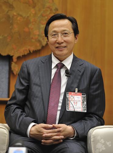 6月27日,在意大利羅馬聯(lián)合國(guó)糧農(nóng)組織總部中國(guó)廳,中國(guó)農(nóng)業(yè)部部長(zhǎng)韓長(zhǎng)賦接受新華社記者專(zhuān)訪。新華社記者 王慶欽 攝