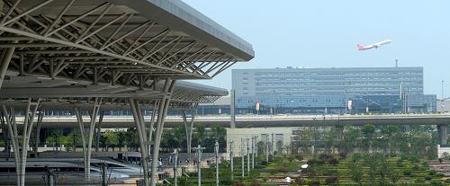 6月27日,一架從上海虹橋國際機場起飛的飛機從京滬高鐵上海虹橋站上空附近飛過。新華社發(fā)(鈕一新 攝)