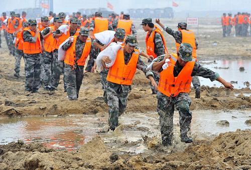 7月6日,在天津應(yīng)急能力建設(shè)檢驗(yàn)性考核比武現(xiàn)場(chǎng),應(yīng)急分隊(duì)執(zhí)行“防汛抗洪”任務(wù)。新華社發(fā)(王曉明 攝)