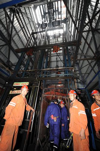 7月7日,救援人員下井展開救援。新華社記者 范長國 攝