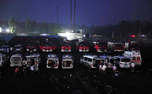 7月7日夜,參與救援的各種車(chē)輛和人員在事故煤礦待命。山東棗莊防備礦難發(fā)生以來(lái),搶險(xiǎn)救援工作日夜進(jìn)行,從7日晚8時(shí)到8日早上8時(shí),先后有近100名救援人員下井施救。截至8日上午9時(shí),已投入救援力量1000多人。8日上午9時(shí),山東棗莊防備礦難搶險(xiǎn)救援指揮部召開(kāi)新聞發(fā)布會(huì): 截至7日晚,兩處著火點(diǎn)已被撲滅。從凌晨到目前又向前推進(jìn)20多米。井下由于過(guò)火,一些過(guò)火位置煤炭著火,雖已經(jīng)基本撲滅,但溫度仍然很高,許多地方達(dá)60攝氏度以上,有的地方達(dá)80攝氏度。7月6日18時(shí)46分,煤礦調(diào)度室接到井下報(bào)告,井下一臺(tái)壓風(fēng)機(jī)突然著火,當(dāng)時(shí)井下91人,跟班礦領(lǐng)導(dǎo)組織撤人和自救,63人安全升井。目前,事故原因正在調(diào)查中。新華社記者 范長(zhǎng)國(guó) 攝
