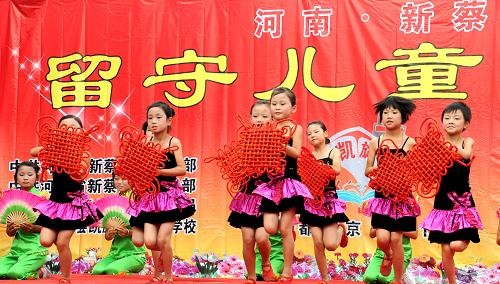7月17日,來自河南新蔡縣的留守娃為在京務(wù)工的父母表演節(jié)目。當(dāng)日,在位于北京市朝陽區(qū)金盞鄉(xiāng)的河南長順建筑勞務(wù)有限公司院內(nèi),來自河南新蔡縣的30位留守娃為在京務(wù)工的父母進(jìn)行了一場慰問演出。暑假伊始,新蔡縣凱旋雙語實(shí)驗(yàn)學(xué)校把30名留守娃送到北京與父母團(tuán)聚,圓了孩子們暑假見爸媽的心愿。新華社發(fā)(趙學(xué)風(fēng) 攝)
