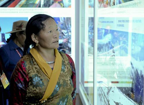 7月18日,西藏和平解放60周年成就展在拉薩市西藏博物館舉行。來自自治區(qū)學校、機關(guān)的各界群眾參觀了成就展。新華社記者 張鐸 攝