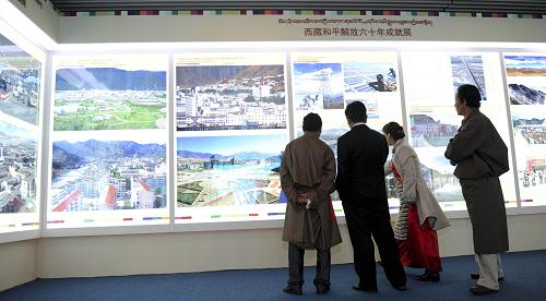 7月18日,西藏和平解放60周年成就展在拉薩市西藏博物館舉行。來自自治區(qū)學校、機關(guān)的各界群眾參觀了成就展。 新華社記者 張鐸 攝