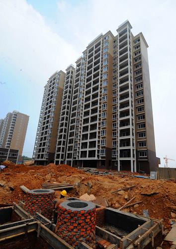 湖南長(zhǎng)沙一處興建中的保障房(7月18日攝)。來(lái)自湖南省國(guó)土資源廳地產(chǎn)管理處最新發(fā)布的《湖南省2011年上半年土地市場(chǎng)監(jiān)測(cè)分析報(bào)告》顯示,湖南省上半年保障房用地大幅增加:2011年上半年住宅用地供應(yīng)中,湖南省保障性住房(含經(jīng)濟(jì)適用房和廉租房)用地和中低價(jià)位中小套型住房用地供應(yīng)量為345.37公頃,較上年同期增長(zhǎng)17.06%。其中,中低價(jià)位中小套型住房、經(jīng)濟(jì)適用房、廉租房用地分別較上年同期增長(zhǎng)28.62%、0.29%和84.43%。新華社記者 龍弘濤 攝
