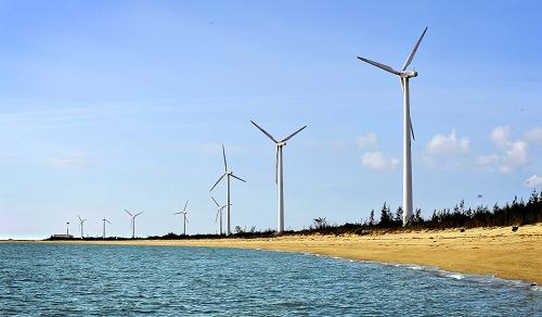 這是位于海南省東方市的風(fēng)力發(fā)電機(jī)組(8月22日攝)。近年來(lái),海南省大力發(fā)展風(fēng)力發(fā)電項(xiàng)目,目前共建成投產(chǎn)東方風(fēng)電廠、華能文昌風(fēng)電廠、中海油四更風(fēng)電廠等5個(gè)項(xiàng)目。截至今年6月底,海南全省已建成新能源裝機(jī)容量249.5兆瓦,其中風(fēng)電項(xiàng)目達(dá)到244.5兆瓦,預(yù)計(jì)2015年風(fēng)電裝機(jī)規(guī)模將達(dá)744.5兆瓦。新華社記者 郭程 攝