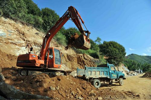 8月22日,施工機(jī)械在大化縣乙圩鄉(xiāng)岜巖村開山取土修建屯級(jí)路。2011年廣西大力實(shí)施強(qiáng)基惠農(nóng)工程,計(jì)劃投資32.5億元,實(shí)施143個(gè)土地整理項(xiàng)目、農(nóng)業(yè)綜合開發(fā)土地治理項(xiàng)目、小型農(nóng)田水利重點(diǎn)縣建設(shè),以及修建屯級(jí)道路2000公里等工程,旨在幫助壯鄉(xiāng)群眾走向富足。新華社記者 張愛(ài)林 攝