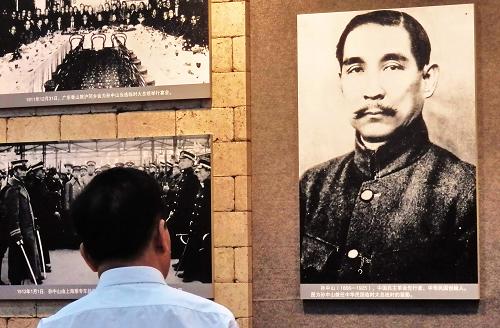 10月9日,參觀者在觀看孫中山就任中華民國(guó)臨時(shí)大總統(tǒng)時(shí)的照片。當(dāng)日,“辛亥革命在上海”文獻(xiàn)文物展和辛亥百年美術(shù)作品展開幕。文獻(xiàn)文物展分為“浦江潮涌”“辛亥洪流”“氣象更新”“風(fēng)云再起”“歷史選擇”等部分,展出相關(guān)檔案文獻(xiàn)、文物、圖片等約300件(組)。辛亥百年美術(shù)作品展則展出了400件原創(chuàng)作品。展覽將免費(fèi)開放至10月16日。新華社發(fā)(沈進(jìn)康 攝)
