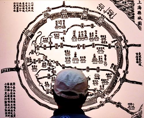 10月9日,參觀者在觀看展出的上??h城圖。新華社發(fā)(沈進(jìn)康 攝)