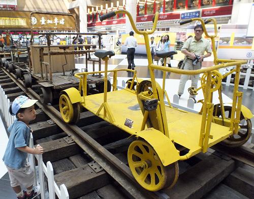 10月24日,市民在“臺(tái)鐵文物特展”上參觀人力巡道車。為慶祝臺(tái)灣縱貫鐵路通車103周年,10月24日至12月4日,“臺(tái)鐵文物特展”在臺(tái)北火車站舉行,展出火車模型、鐵路標(biāo)志等各類鐵路文物500余件。臺(tái)灣鐵路由清代臺(tái)灣巡撫劉銘傳于清光緒13年(公元1887年)創(chuàng)建,歷經(jīng)多個(gè)歷史階段的興建、修復(fù)與革新,至今已有120余年。新華社發(fā)
