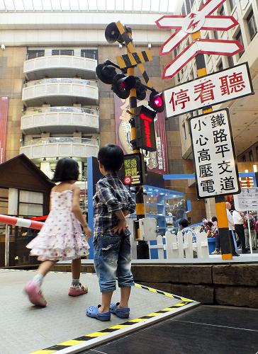 10月24日,市民參觀“臺(tái)鐵文物特展”。新華社發(fā)