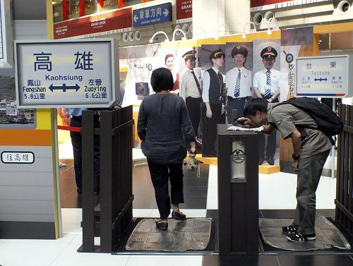 10月24日,市民參觀“臺(tái)鐵文物特展”。新華社發(fā)