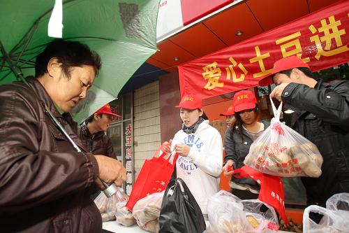 10月24日,江蘇南通市民在購買從內蒙古運來的滯銷土豆。據(jù)了解,今年內蒙古土豆大豐收,卻陷入滯銷窘境。將軍紅實業(yè)集團有限公司伸出援助之手,在內蒙古烏蘭察布市等地以高于當?shù)厥袌鰞r、每公斤0.84元的價格收購土豆數(shù)百車次,送往多個大中城市,以低于當?shù)厥袌鰞r分銷。“愛心土豆”既為內蒙古農戶解決了燃眉之急,又豐富了當?shù)厥忻竦牟嘶@子,受到歡迎。僅僅4天,南通市就銷售了近10噸“愛心土豆”。預計南通將銷售200噸“愛心土豆”。新華社發(fā)(許叢軍 攝)