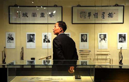 12月5日,觀眾在上海筆墨博物館參觀筆墨展品。今年,為了進(jìn)一步鼓勵(lì)民辦博物館免費(fèi)開放,上海市文物局在“上海市民辦博物館扶持資金”中專門設(shè)置“免費(fèi)開放”項(xiàng)目補(bǔ)貼。“你免費(fèi),我買單”這一文化惠民的新政策,讓上海眾多民營博物館的運(yùn)營者抹去了愁容,煥發(fā)了笑顏。據(jù)介紹,上海筆墨博物館、上海中國留學(xué)生博物館、上海翰林匾額博物館等6家民營博物館已相繼實(shí)行免費(fèi)開放,年平均參觀人次達(dá)到30萬人。新華社發(fā)(鈕一新 攝)