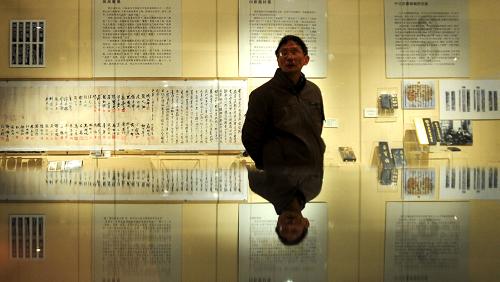 12月5日,觀眾在上海筆墨博物館參觀筆墨展品。新華社發(fā)(鈕一新 攝)