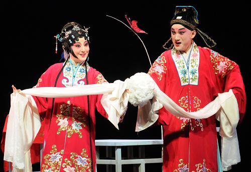 1月4日,魏春榮(左,飾祝英臺(tái))和溫宇航(右,飾梁山伯)合作演出新編昆劇《梁?!贰P氯A社發(fā)(吳景騰 攝)