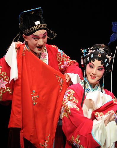 1月4日,魏春榮(右,飾祝英臺(tái))和溫宇航(左,飾梁山伯)合作演出新編昆劇《梁祝》。新華社發(fā)(吳景騰 攝)