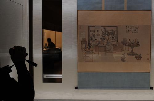 1月4日,觀眾在日本東京國立博物館舉行的“北京故宮博物院200選”展覽上拍攝展品。新華社記者 季春鵬 攝
