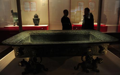 1月4日,觀眾在日本東京國立博物館舉行的“北京故宮博物院200選”展覽上參觀。新華社記者 季春鵬 攝