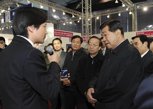 2月14日至15日,中共中央政治局常委、全國政協(xié)主席賈慶林在北京調(diào)研。這是2月14日,賈慶林在中關村國家自主創(chuàng)新示范區(qū)調(diào)研企業(yè)生產(chǎn)和研發(fā)情況。新華社記者 饒愛民 攝